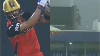 IPL 2021, RCB vs CSK: Virat Kohli ने जड़ा No Look Six, स्टेडियम से बाहर गिरी गेंद, देखें Video
